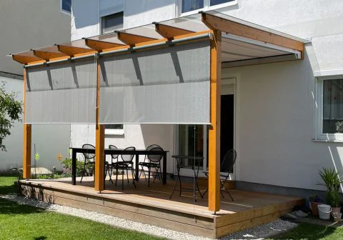 Überdachung mit innenliegender und frontseitiger Beschattung (bauseits)
