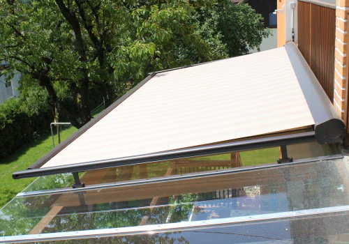 Detailansicht Überdachung mit obenliegender Beschattung