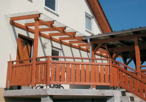 Überdachung und Geländer aus einem Haus