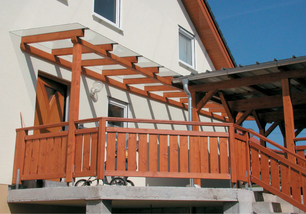 Überdachung und Geländer aus einem Haus