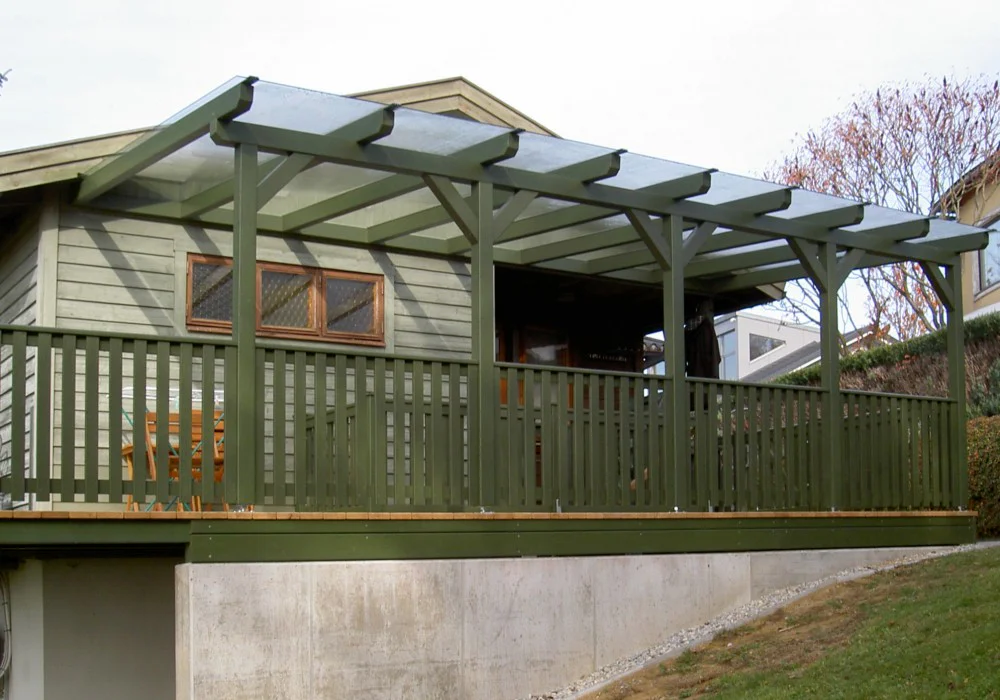 Terrassenüberdachung mit grüner Oberfläche