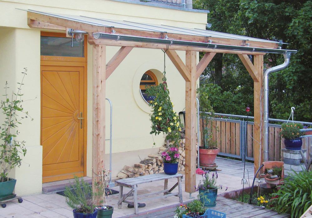 Schlichte Überdachung im Eingangsbereich