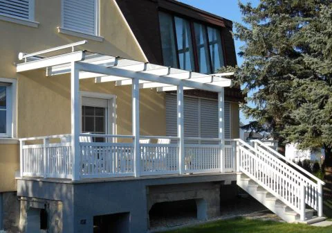 Überdachung und Geländer aus einer Hand