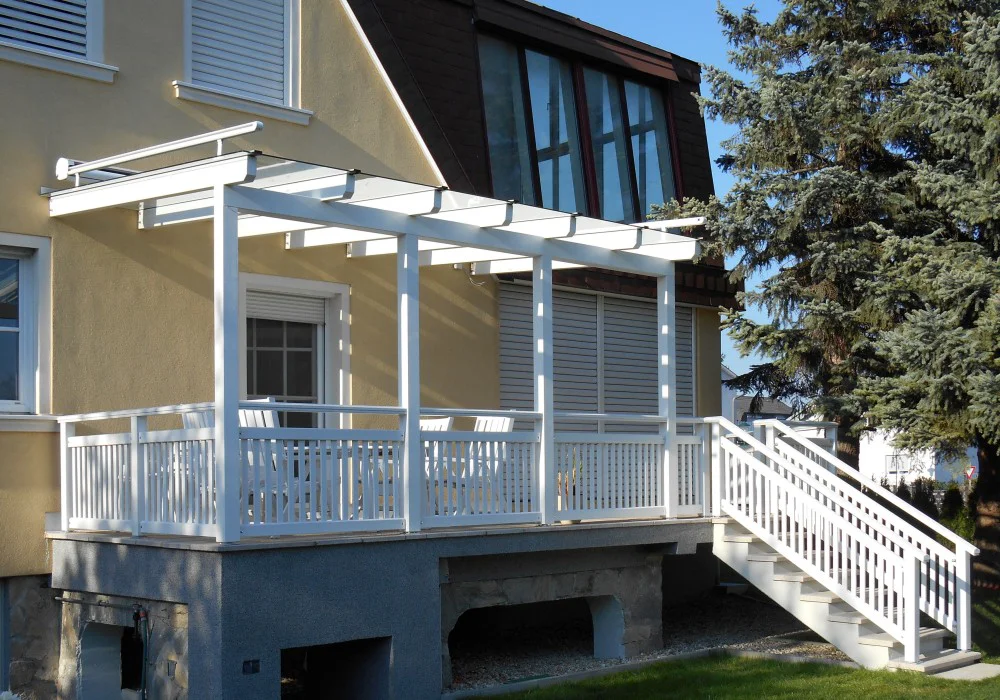 Überdachung und Geländer aus einer Hand