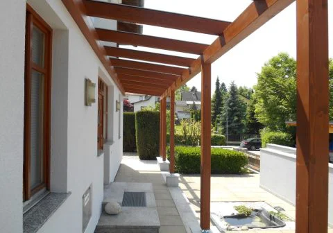 Eingangsüberdachung in Oberfläche Lasur