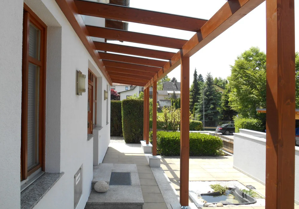 Eingangsüberdachung in Oberfläche Lasur