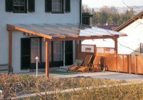Terrassenüberdachung mit integriertem Sichtschutz