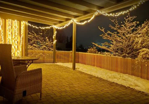 Überdachung und Zaun von Fröschl - auch im Winter ein schöner Anblick!