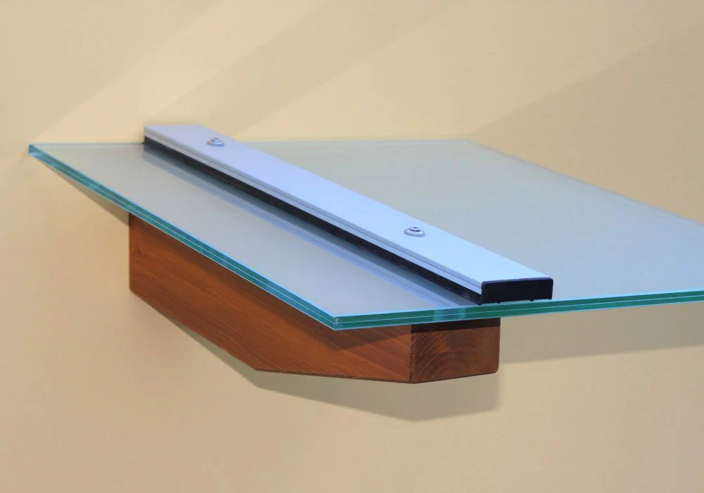 Detailansicht Glas mit mattweisser Verbundfolie