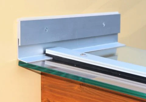 Detailansicht Wandanschluss mit Alu-Profil