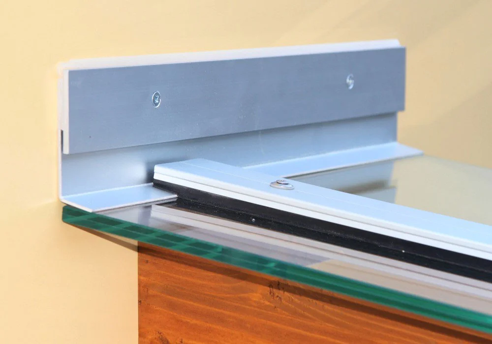 Detailansicht Wandanschluss mit Alu-Profil