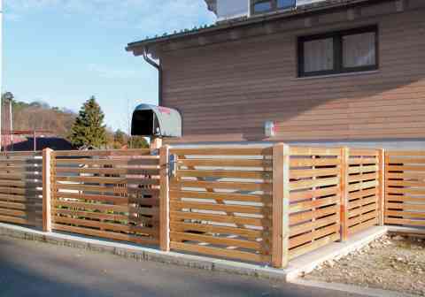 Lärchenzaun waagrecht mit Durchsicht