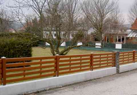 Waagrechtzaun auf vorhandener Mauer montiert