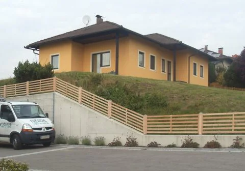 Waagrechtzaun auf Mauersockel montiert