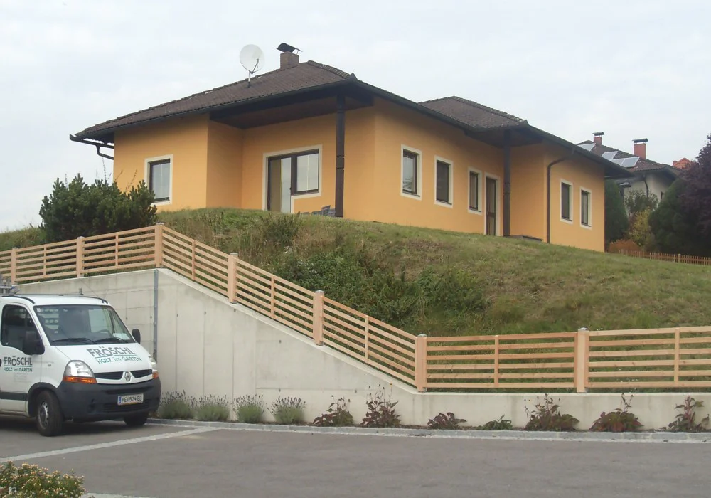 Waagrechtzaun auf Mauersockel montiert