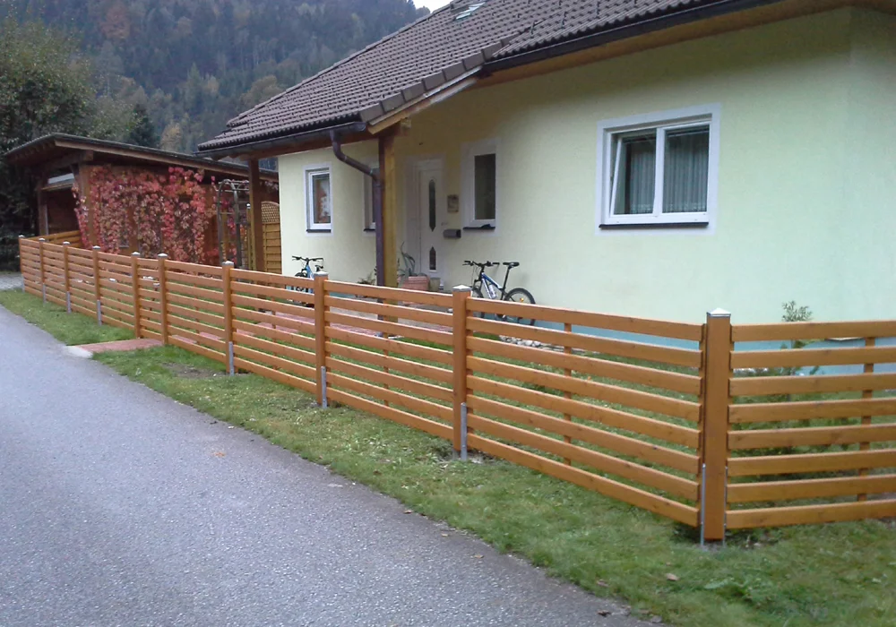 Waagrechtzaun mit Oberfläche Lasur