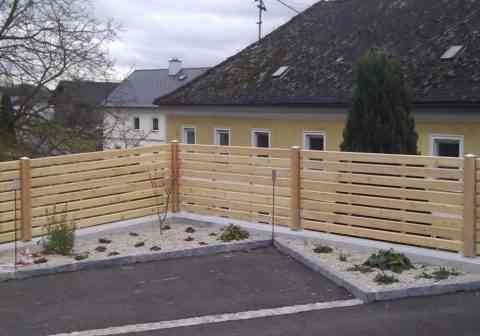 Eleganter Waagrechtzaun in Oberfläche natur